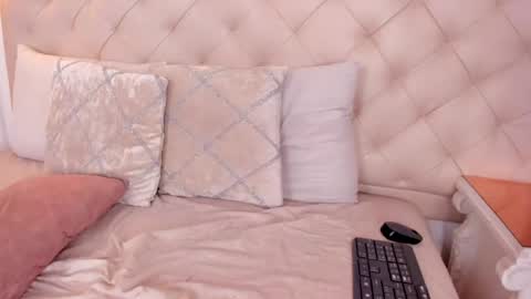 nina joyce online show from April 16, 9:39 pm