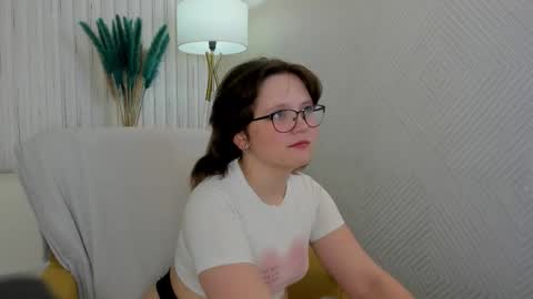 nina lunaa online show from October 1, 1:44 am