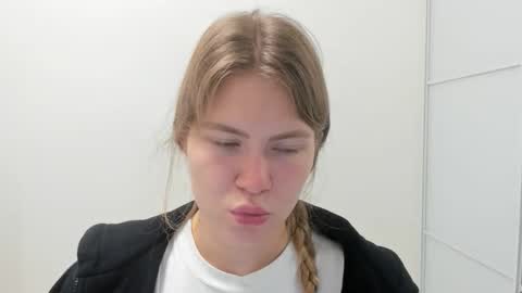 ninarihh online show from October 7, 8:44 am