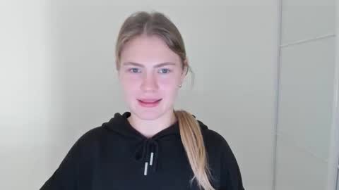 ninarihh online show from October 31, 11:00 am