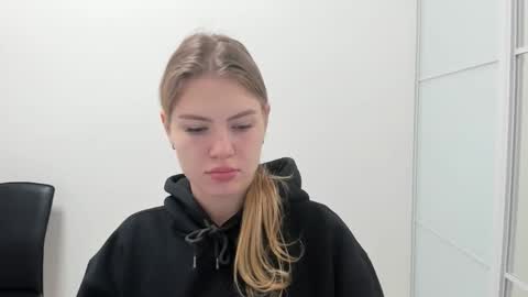 ninarihh online show from November 16, 10:21 am