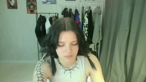 Snapshot of nishazenisek chatting on June 5, 6:24 pm Alice online show from June 5, 6:24 pm