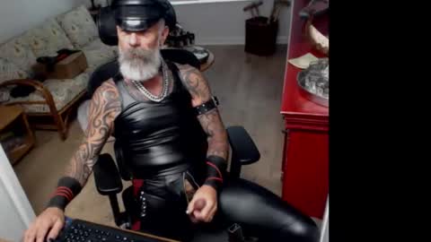 Snapshot of njdbear chatting on April 7, 7:58 pm Don online show from April 7, 7:58 pm
