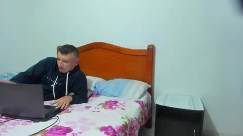 Snapshot of no_limites_pvt chatting on October 19, 11:49 pm Emma - Mike online show from October 19, 11:49 pm