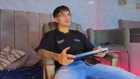 Snapshot of noah_coleman__ chatting on February 9, 10:21 pm NOAH  online show from February 9, 10:21 pm