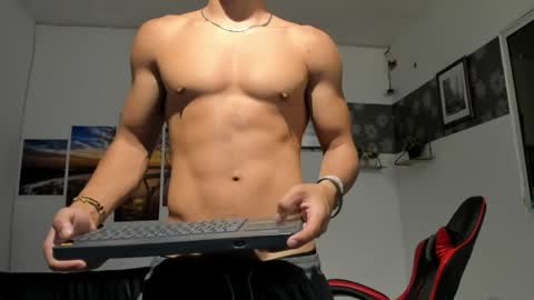 noah_flynn1 online show from May 28, 10:23 am