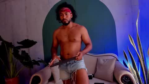 Snapshot of noah_jones__ chatting on November 16, 2:44 pm Noah online show from November 16, 2:44 pm