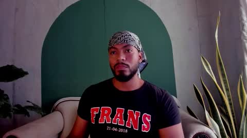 Snapshot of noah_jones__ chatting on November 17, 2:12 pm Noah online show from November 17, 2:12 pm