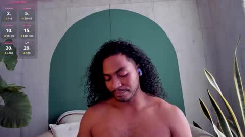 Snapshot of noah_jones__ chatting on December 2, 7:31 pm Noah online show from December 2, 7:31 pm