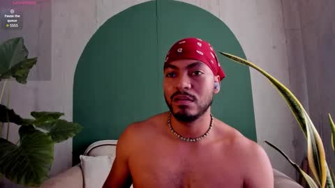 Snapshot of noah_jones__ chatting on December 15, 5:28 pm Noah online show from December 15, 5:28 pm