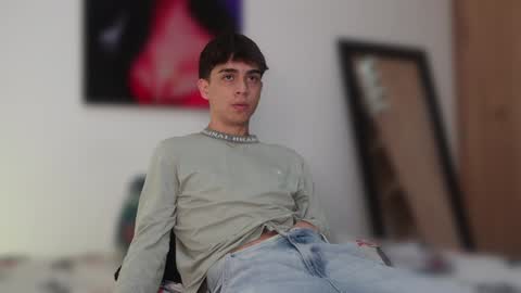 Snapshot of noah_loveboy chatting on December 18, 3:47 am Noah online show from December 18, 3:47 am