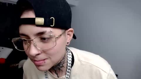 Snapshot of noah_martini chatting on December 6, 2:13 am noah hehim online show from December 6, 2:13 am