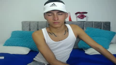 Snapshot of noah_twinks chatting on May 21, 12:17 am noah_twinks online show from May 21, 12:17 am