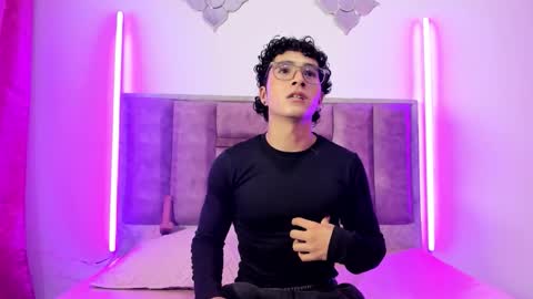 noahjhoness online show from September 25, 8:23 pm