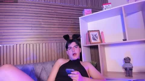 Snapshot of noahwolff_ chatting on February 11, 5:34 am Noah online show from February 11, 5:34 am