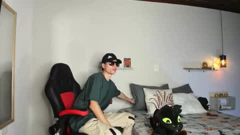 Snapshot of noble_b312_ chatting on November 9, 5:22 pm Crow online show from November 9, 5:22 pm