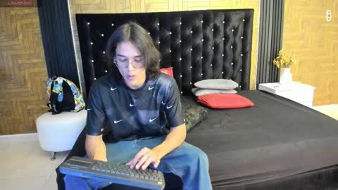 Snapshot of noha_castellano chatting on March 1, 3:19 am online show from March 1, 3:19 am