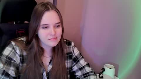 noir_ember_ online show from December 21, 12:34 pm