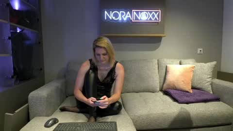 Snapshot of nora_noxx chatting on June 6, 8:52 am NoraNoxx online show from June 6, 8:52 am