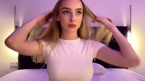 Snapshot of notelis chatting on October 25, 4:02 pm Goldie online show from October 25, 4:02 pm