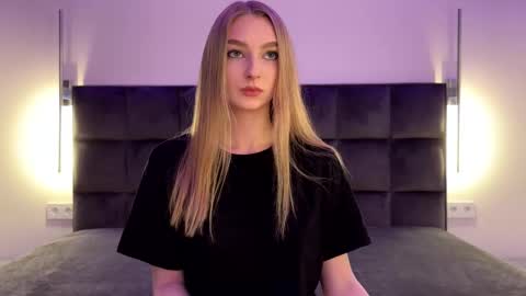 Snapshot of notelis chatting on November 23, 5:02 pm Goldie online show from November 23, 5:02 pm