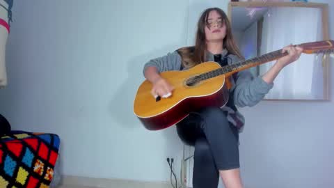 Snapshot of nyusha619933 chatting on November 7, 9:04 pm Laura nyu online show from November 7, 9:04 pm