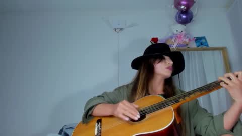 Snapshot of nyusha619933 chatting on November 27, 10:45 pm Laura nyu online show from November 27, 10:45 pm