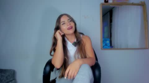 Snapshot of nyusha619933 chatting on January 16, 10:36 pm Laura nyu online show from January 16, 10:36 pm