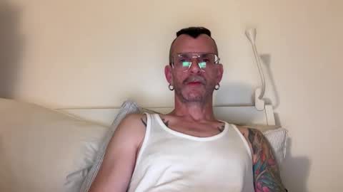 Snapshot of o_johnny_deep_o chatting on February 14, 12:18 am Jonathan Deep online show from February 14, 12:18 am