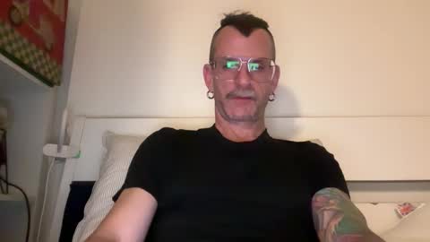 Snapshot of o_johnny_deep_o chatting on February 18, 1:01 am Jonathan Deep online show from February 18, 1:01 am