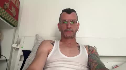 Snapshot of o_johnny_deep_o chatting on February 19, 2:13 pm Jonathan Deep online show from February 19, 2:13 pm