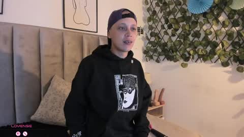 Sara Help me reach 1000 followers online show from June 5, 4:02 pm
