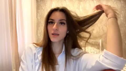 Mia online show from October 22, 10:04 am