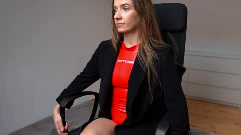 Lola online show from February 5, 2:43 pm