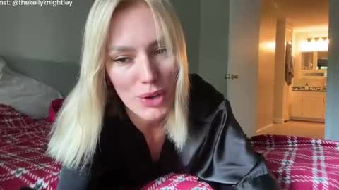 Snapshot of ohbabykelly chatting on July 19, 6:33 pm Kelly online show from July 19, 6:33 pm
