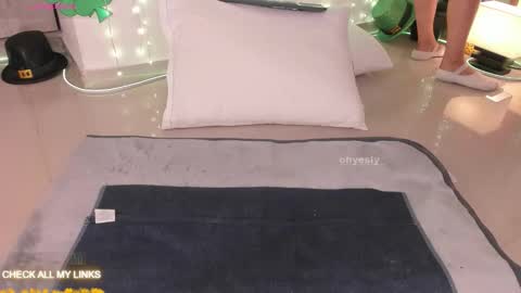 ohyesly_ online show from March 4, 10:10 am