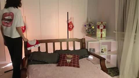 Ami online show from December 20, 1:40 pm