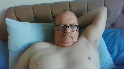 Snapshot of old_fkr chatting on January 1, 10:32 am old_fkr online show from January 1, 10:32 am