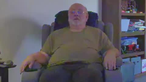 Snapshot of old_guy111 chatting on May 17, 12:41 am old_guy111 online show from May 17, 12:41 am