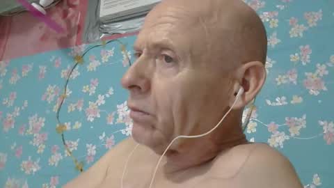 Snapshot of oldbuthorny62 chatting on May 3, 3:18 pm oldbuthorny62 online show from May 3, 3:18 pm