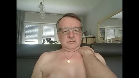 Snapshot of oldtimer160162493 chatting on June 1, 11:56 am oldtimer160162493 online show from June 1, 11:56 am