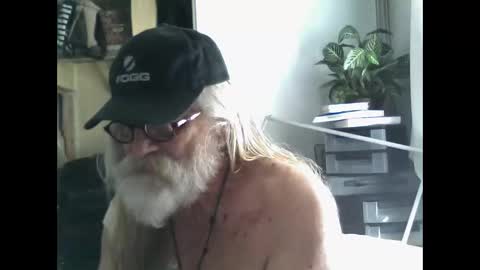 Snapshot of oleredtre chatting on April 5, 7:33 pm oleredtre online show from April 5, 7:33 pm