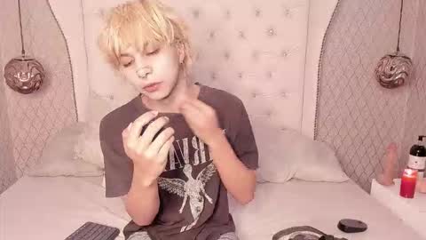 Snapshot of oliiverr22 chatting on October 19, 1:12 pm oliiverr22 online show from October 19, 1:12 pm