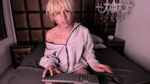 Snapshot of oliiverr22 chatting on November 15, 2:13 pm oliiverr22 online show from November 15, 2:13 pm