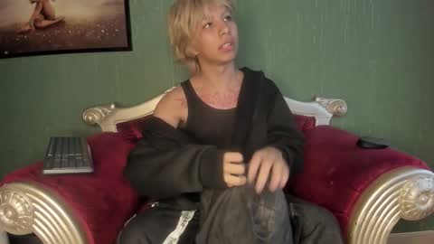 Snapshot of oliiverr22 chatting on November 20, 12:16 pm oliiverr22 online show from November 20, 12:16 pm