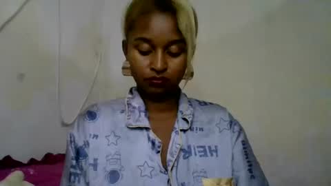 Snapshot of olinah610 chatting on June 9, 11:33 am olinah610 online show from June 9, 11:33 am
