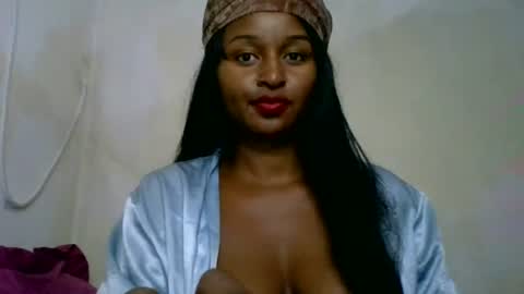 Snapshot of olinah610 chatting on June 21, 10:18 am olinah610 online show from June 21, 10:18 am