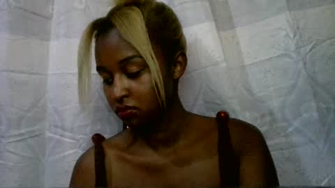Snapshot of olinah610 chatting on July 7, 7:45 am olinah610 online show from July 7, 7:45 am