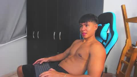 Oliver bray online show from December 2, 9:43 pm