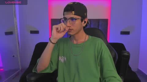 Snapshot of oliver_fast_ chatting on February 2, 4:05 am Oliver fast online show from February 2, 4:05 am